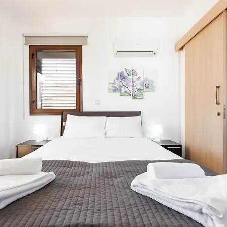 Iris By Ezoria Villa