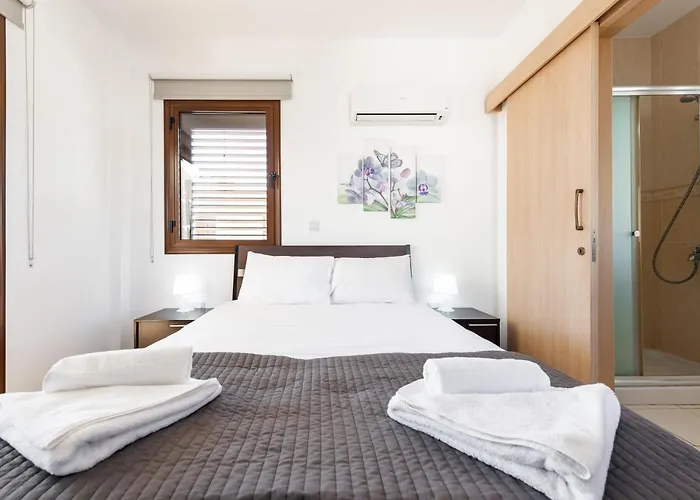 Iris By Ezoria Villa